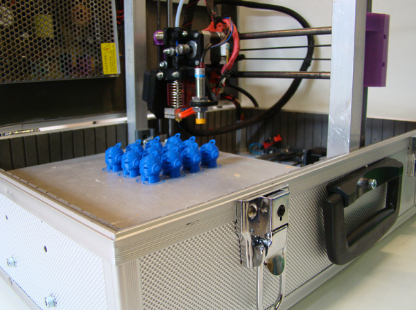 [视频]“TeeBot”手提箱3D打印机