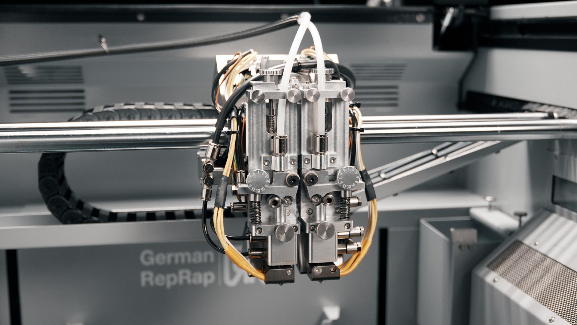 [视频] innovatiQ TiQ 5 用于高性能热塑性塑料的大型工业级3D打印机