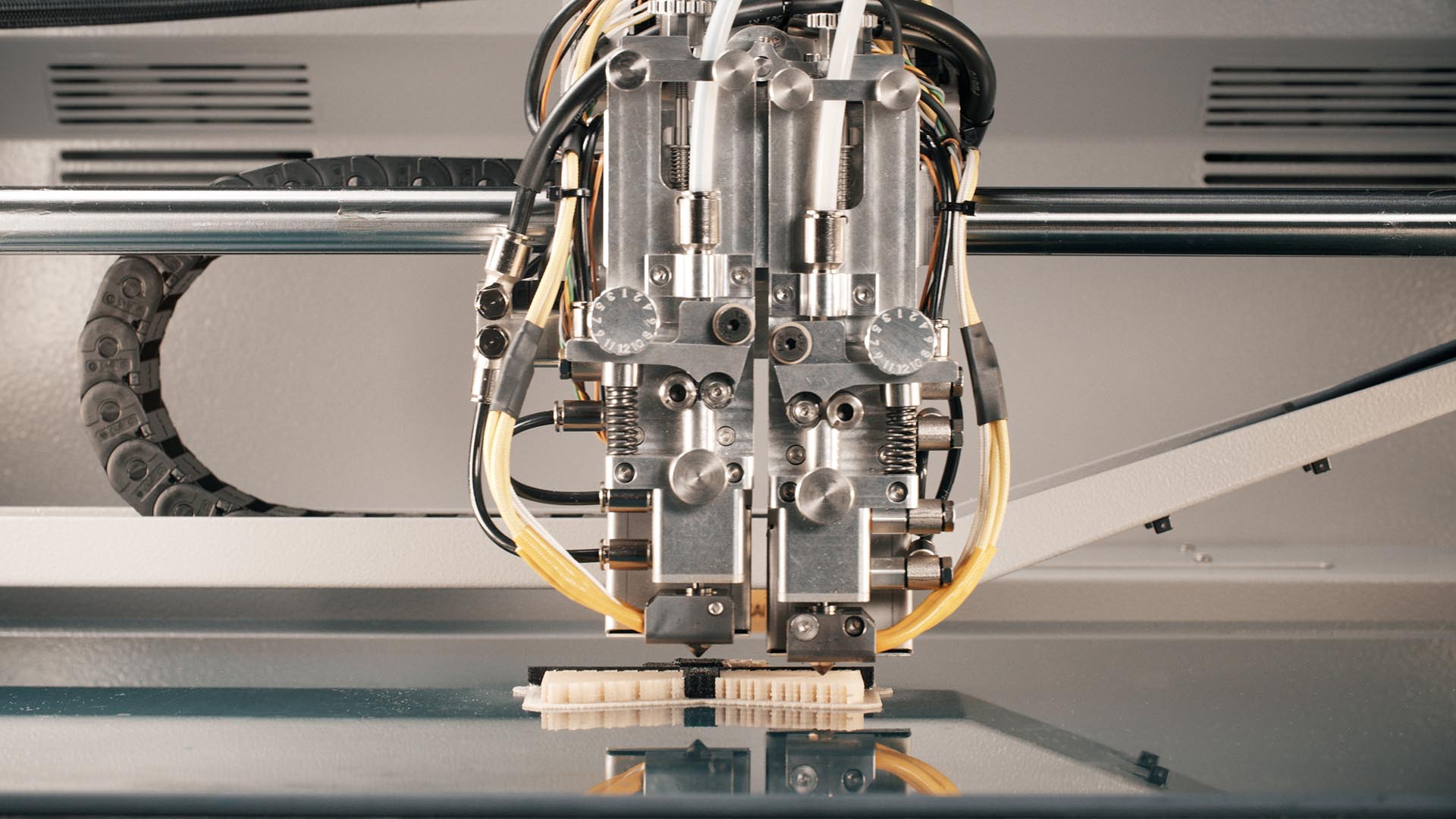 [视频] innovatiQ TiQ 5 用于高性能热塑性塑料的大型工业级3D打印机