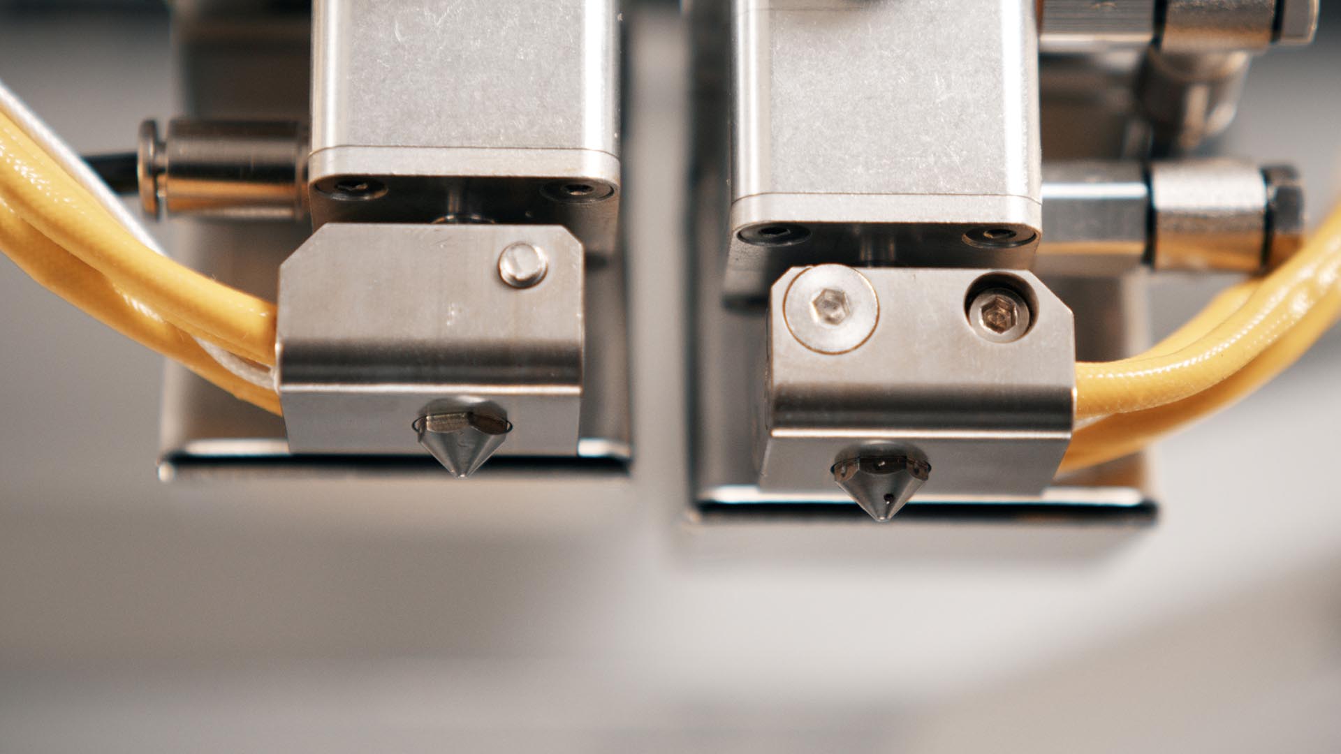 [视频] innovatiQ TiQ 5 用于高性能热塑性塑料的大型工业级3D打印机