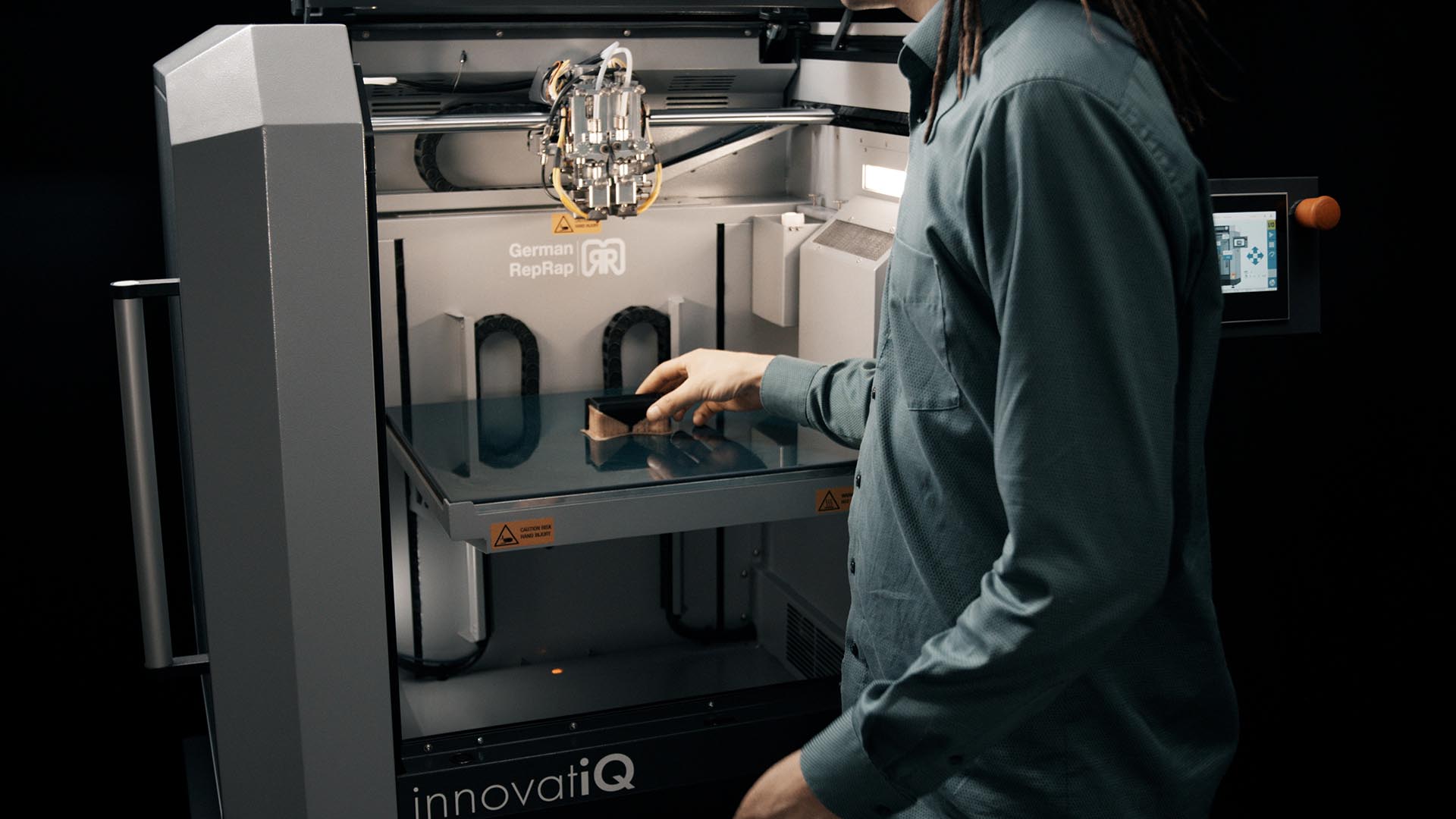 [视频] innovatiQ TiQ 5 用于高性能热塑性塑料的大型工业级3D打印机